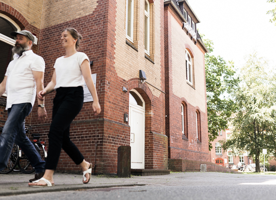 Zwei Lehrer laufen an der Schule für Pflegeberufe in Lüneburg entlang